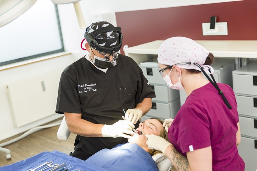 Dr. Sailer operiert mit Assistenz im DOC OP-Saal